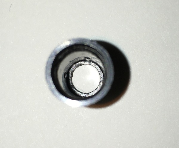 3.5mmステレオミニプラグ（マル信無線電機、MP-013LC）のカバー内部の突起