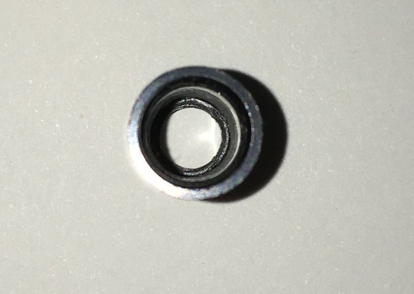 3.5mmステレオミニプラグ（マル信無線電機、MP-013LC）のカバー内部の突起削除