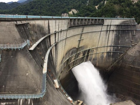 放水観覧ステージからの黒部ダム