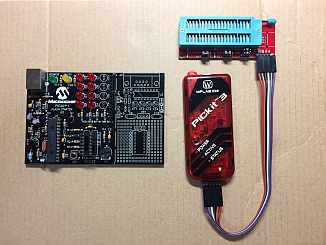 手持ちのPICKit1（写真左側）では、14pinまでのものしか使えず対応できなくなりPICKit3の互換品を購入